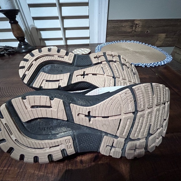 Women’s Brooks Adrenaline GTS 22 supportive running shoe Size 9 Medium - Picture 5 of 9